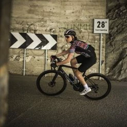 Assos UMA Bicycles Change Lives Jersey -Cykelsko Butik Assos UMA Bicycles Change Lives Jersey Jerseys Bicycles Change Live SS22 12 20 330 99 XS 10