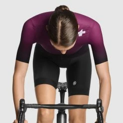 Assos Women's DYORA RS Jersey S9 TARGA -Cykelsko Butik Assos Women s DYORA RS Jersey S9 TARGA Jerseys Rampant Ruby SS23 12 20 352 4O M 1