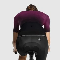 Assos Women's DYORA RS Jersey S9 TARGA -Cykelsko Butik Assos Women s DYORA RS Jersey S9 TARGA Jerseys Rampant Ruby SS23 12 20 352 4O M 3