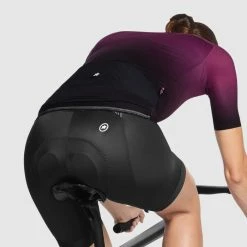 Assos Women's DYORA RS Jersey S9 TARGA -Cykelsko Butik Assos Women s DYORA RS Jersey S9 TARGA Jerseys Rampant Ruby SS23 12 20 352 4O M 4