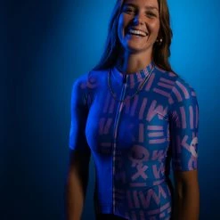 Black Sheep Cycling MR22 Women's Essentials TEAM SS Jersey -Cykelsko Butik Black Sheep Cycling MR22 Women s Essentials TEAM SS Jersey Jerseys Blue AW22 BS212224 2 BLU XS 5