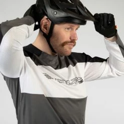 Endura MT500 Burner Lite Long Sleeve Jersey -Cykelsko Butik Endura MT500 Burner Lite Long Sleeve Jersey Jerseys Black SS23 E3230BK 3 7