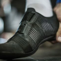 Fizik R2 Vento Powerstrap Aeroweave Road Shoes -Cykelsko Butik Fizik R2 Vento Powerstrap Aeroweave Road Shoes Cycling Shoes Black 2021 VER2PSAW1101040 4