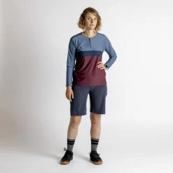 IXS Womens Flow XTG LS Jersey -Cykelsko Butik IXS Womens Flow XTG LS Jersey Jerseys Raisin Marine 2023 473 510 3670 047 34 1