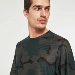 Oakley Ride Free Short Sleeve Jersey -Cykelsko Butik Oakley Ride Free Short Sleeve Jersey Jerseys B1B Camo Hunter AW22 FOA4037809NQS 4
